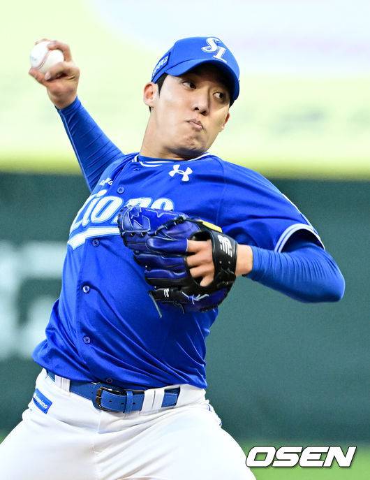 [OSEN=인천, 조은정 기자]30일 오후 인천 SSG랜더스필드에서 2025 신한 SOL Bank KBO리그 SSG 랜더스와 삼성 라이온즈 경기가 열렸다.이날 경기에 SSG는 문승원, 삼성은 원태인을 선발 투수로 내세웠다.1회말 삼성 원태인이 역투하고 있다. 2025.04.30 /cej@osen.co.kr