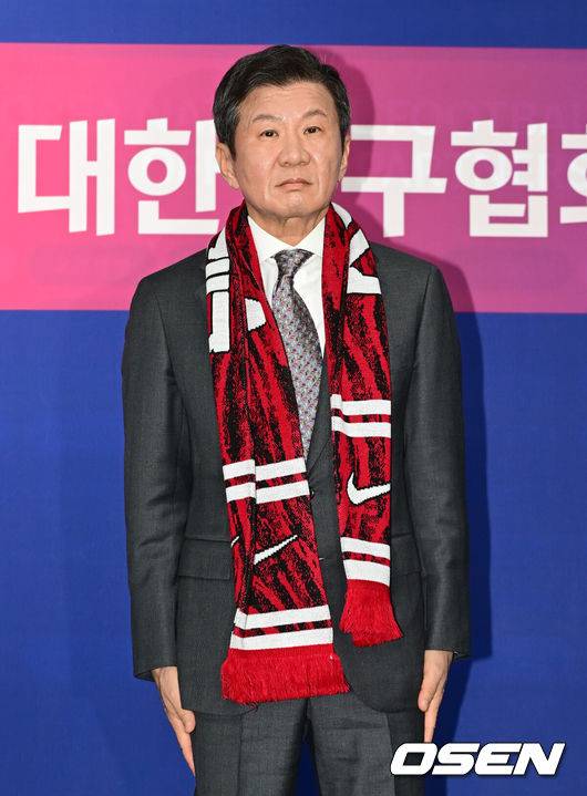 [OSEN=김성락 기자] 제55대 대한축구협회 회장 선거에 출마한 정몽규 후보가 4연임에 성공했다.&nbsp;제 55대 대한축구협회 회장 선거가 26일 서울 종로구 신문로 축구회관 2층에서 열렸다.&nbsp;이날 정몽규 후보는 선거인단 192명 중 183명이 투표한 가운데 156표의 압도적인 지지를 받아 당선이 확정됐다.&nbsp;정몽규 축구협회장이 기념촬영을 하고 있다. 2025.02.26 / ksl0919@osen.co.kr