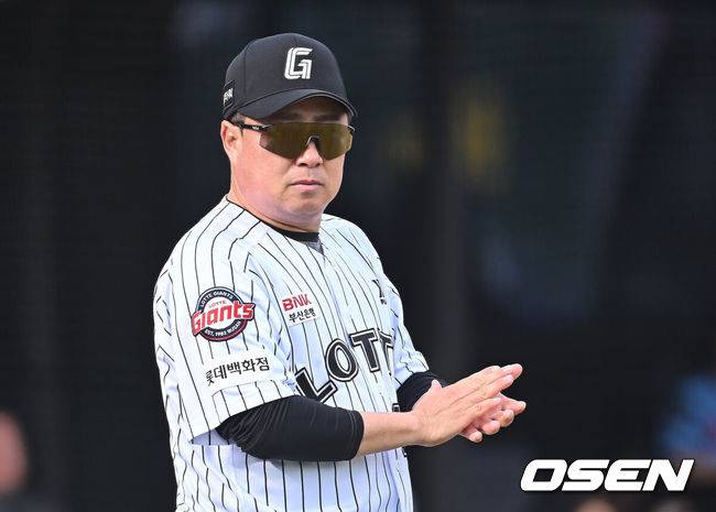 [OSEN=부산, 이석우 기자] 18일 부산 사직야구장에서 2025 신한 SOL 뱅크 KBO 리그 롯데 자이언츠와 삼성 라이온즈의 경기가 열렸다. 홈팀 롯데는 데이비슨, 방문팀 삼성은 이승현이 선발 출전했다.롯데 자이언츠 김태형 감독이 삼성 라이온즈에 6-3으로 승리한 후 선수들에게 축하 박수를 보내고 있다. 2025.05.18 / foto0307@osen.co.kr