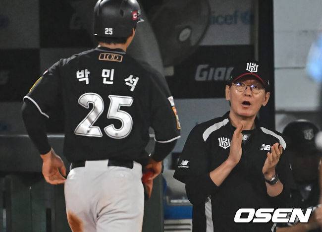 [OSEN=부산, 이석우 기자] 12일 부산 사직야구장에서 2024 신한 SOL 뱅크 KBO 리그 롯데 자이언츠와 KT 위즈의 경기가 열렸다. 홈팀 롯데는 박세웅이 선발 출전하고 KT 위즈는 고영표가 선발 출전했다.KT 위즈 이강철 감독이 9회초 1사 1,2루 로하스의 중견수 희생 플라이 때 역전 득점을 올린 박민석을 보며 박수를 치고 있다. 2024.07.12 / foto0307@osen.co.kr