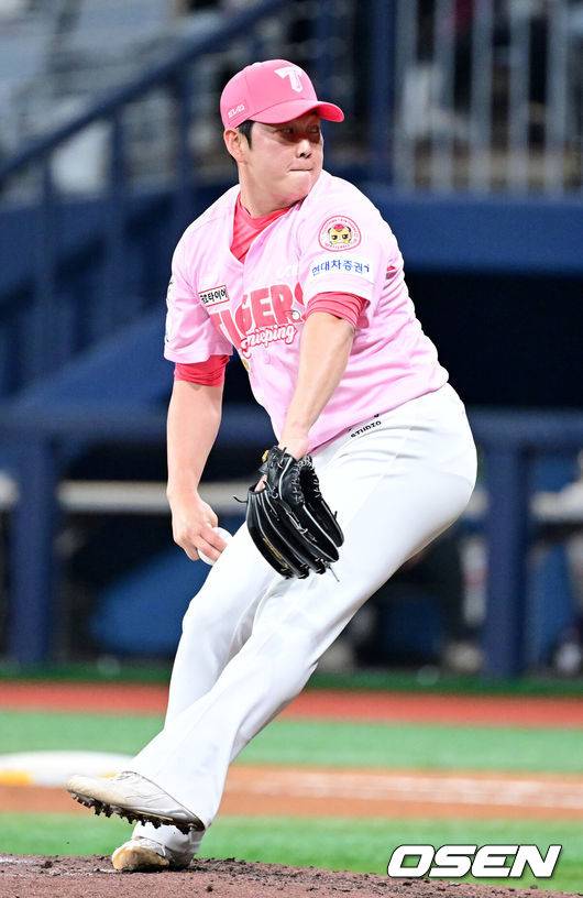 [OSEN=고척, 최규한 기자] 5일 서울 고척스카이돔에서 ‘2025 신한 SOL Bank KBO리그’ 키움 히어로즈와 KIA 타이거즈의 경기가 열렸다.이날 홈팀 키움은 박윤하, 방문팀 KIA는 양현종을 선발로 내세웠다.7회말 마운드에 오른 KIA 김건국이 힘차게 공을 뿌리고 있다. 2025.05.05 / dreamer@osen.co.kr