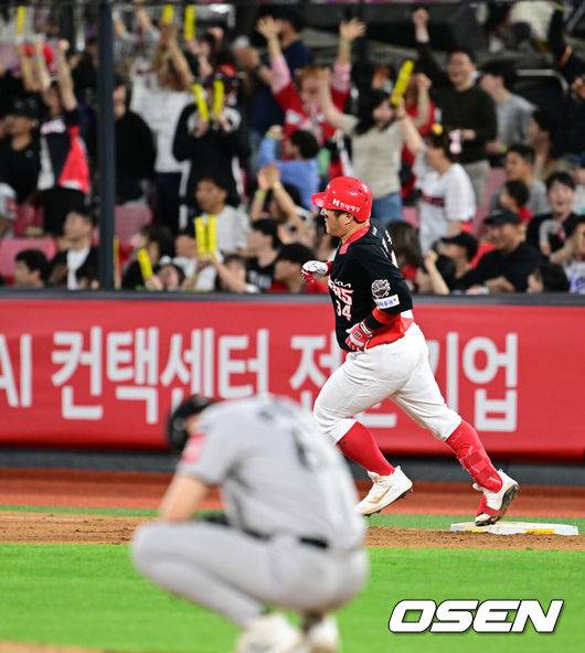 [OSEN=수원, 조은정 기자]20일 오후 수원 KT위즈파크에서 2025 신한 SOL Bank KBO리그 KT 위즈와 KIA 타이거즈의 경기가 열렸다.이날 홈팀 KT는 조이현을, 방문팀 KIA는 윤영철을 선발투수로 내세웠다.6회초 2사 2루 KIA 최형우가 우중월 투런 홈런을 날린 뒤 베이스를 돌고 있다. 2025.05.20 /cej@osen.co.kr