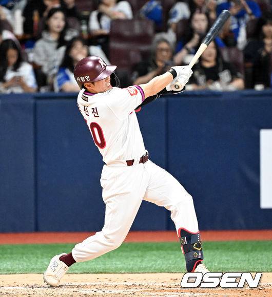 [OSEN=고척, 이대선 기자] 20일 오후 서울 고척스카이돔에서 2025 신한 SOL Bank KBO리그 키움 히어로즈와 삼성 라이온즈의 경기가 열렸다.키움은 로젠버그, 삼성은 원태인을 선발 투수로 내세웠다.5회초 2사 2루에서 키움 오선진이 좌전 적시 2루타를 치고 있다. 2025.05.20 /sunday@osen.co.kr