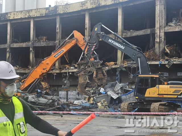 ▲20일 광주 광산구 금호타이어 광주공장에서 중장비가 동원돼 해체와 잔해 정리 작업이 진행되고 있다.2025.05.20ⓒ프레시안(김보현)