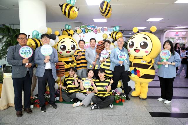 ▲전북 부안군이 세계 벌의 날을 맞아 고향사랑기부제의 마스코트인 '붕붕이' 캐릭터 인형과 함께 기념행사를 하고 있다. ⓒ부안군