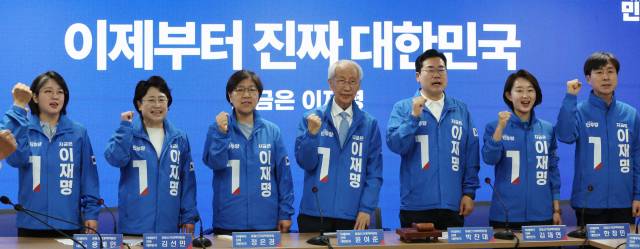 ▲14일 서울 여의도 더불어민주당사에서 열린 중앙선거대책위원회의에서 참석자들이 파이팅을 외치고 있다. 왼쪽부터 기본소득당 용혜인 의원, 조국혁신당 김선민 당대표 권한대행, 정은경 , 윤여준, 박찬대 총괄선거대책위원장, 진보당 김재연 상임대표, 사회민주당 한창민 대표. ⓒ연합뉴스