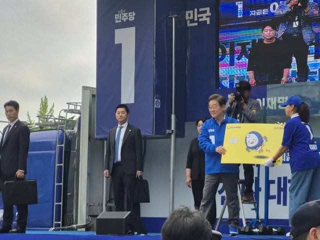 ▲ⓒ이재명 민주당 대통령후보가 파주지역화폐인 파주페이를 건네받고 있다.