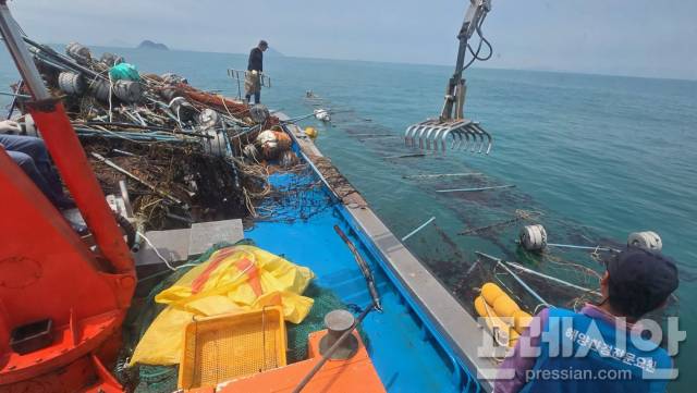 ▲양식장 시설물 철거 작업ⓒ고흥군