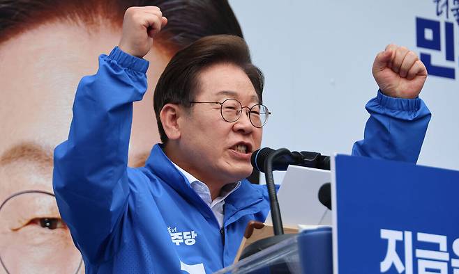 불어민주당 이재명 대선 후보가 서울 표심 잡기에 나선 19일 서울 영등포구 타임스퀘어에서 열린 유세에서 지지를 호소하고 있다. 연합뉴스