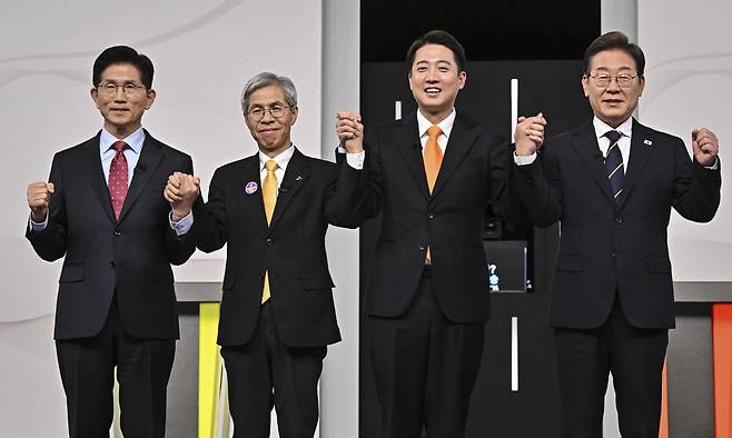 국민의힘 김문수(왼쪽부터), 민주노동당 권영국, 개혁신당 이준석, 더불어민주당 이재명 대통령 후보가 지난 18일 서울 마포구 SBS프리즘타워에서 열린 중앙선거방송토론위원회 주관 제21대 대통령선거 후보자 토론회에서 선전을 다짐하고 있다. 국회사진취재단