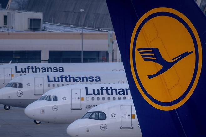 프랑크푸르트 공항에 대기 중인 루프트한자 여객기들. 최근 루프트한자 항공편에서 부기장이 실신해 약 10분간 조종사 없이 자동운항한 사실이 알려졌다. 연합뉴스