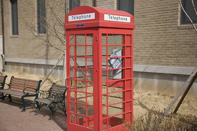 파주 헤이리 예술마을 내에 설치된 빨간 공중전화 부스. 이국적인 외관 덕분에 방문객들이 포토존으로 즐겨 찾는 명소 중 하나다. 게티이미지뱅크