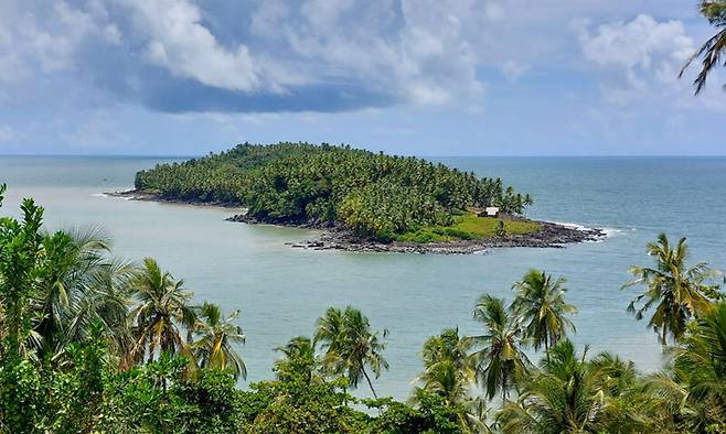 남미의 프랑스령 기아나 앞바다에 있는 악마섬. 19세기 중반부터 1953년까지 프랑스의 정치범 등 중범죄자 수감을 위한 유배지로 쓰였다. 위키피디아