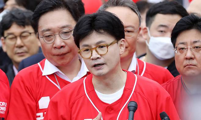 한동훈 전 국민의힘 대표가 20일 부산 수영구 광안리해수욕장에서 김문수 국민의힘 대통령 후보 지원 유세에 나선 가운데 언론 브리핑을 하고 있다. 뉴스1