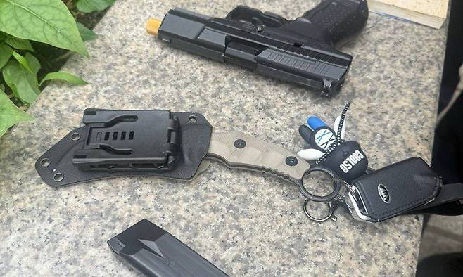 20일 서울 여의도 더불어민주당 중앙당사 인근에서 체포된 30대 남성이 가방 안에 소지하고 있던 BB탄총(위쪽)과 칼(가운데). 독자 제공