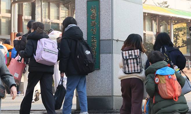 서울 서대문구 북성초등학교에서 학생들이 등교하고 있다. 연합뉴스