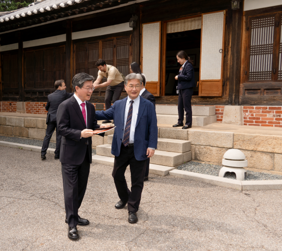 김길성(왼쪽) 서울 중구청장과 조셉 윤 주한미국대사 대리가 지난 14일 주한미국대사관저인 ‘하비브 하우스’를 함께 둘러보고 있다. 하비브 하우스 내부는 오는 23~24일 열리는 ‘정동야행’에서 온라인으로 공개된다. 중구 제공