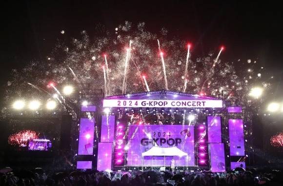 지난해 서울 한강공원 신사잠원지구 다목적운동장에서 열린 G-K팝 콘서트에서 불꽃놀이가 진행되고 있다. 강남구 제공