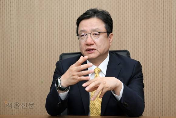 이성엽 교수는 서울신문과의 인터뷰에서 “정부의 사이버 해킹 대응 체계는 행정안정부, 과학기술정보통신부, 개인정보보호위원회, 국정원, 경찰 등으로 나뉘어져 각종 비효율을 초래하고 있다”며 “차기 정부는 사이버보안 문제를 총괄하는 가칭 ‘사이버안전청’을 설립할 필요가 있다”고 말했다. 도준석 전문기자