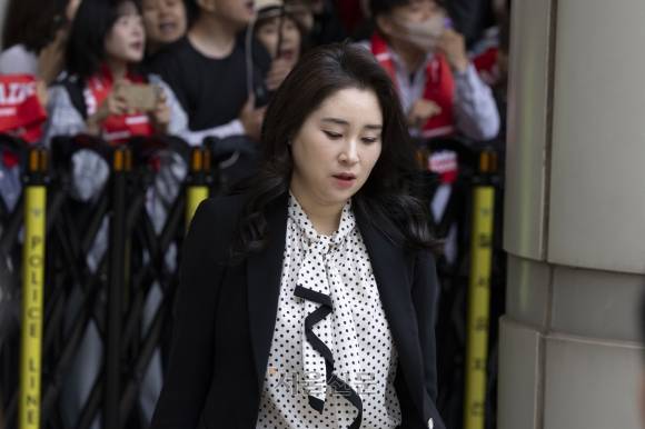 법정 향하는 김계리 변호사 - 내란 우두머리 혐의, 직권남용 권리행사방해 혐의 사건으로 기소된 윤석열 전 대통령의 변호인단인 김계리 변호사 19일 오전 서울 서초구 중앙지법으로 이동하고 있다. 2025.5.19 안주영 전문기자