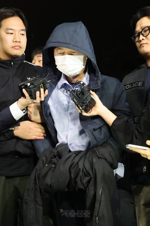 경찰, 시흥 흉기사건 용의자 차철남 검거 - 시흥 흉기사건의 용의자인 차철남이 19일 검거돼 경기 시흥경찰서로 압송되고 있다. 차철남은 이달 시흥시 정왕동 소재 자기 집 등에서 2명을 살해하고, 이날 인근의 편의점 주인과 자기집 건물주 등 2명을 흉기로 찔러 다치게 한 혐의를 받고 있다. 2025.5.19 연합뉴스