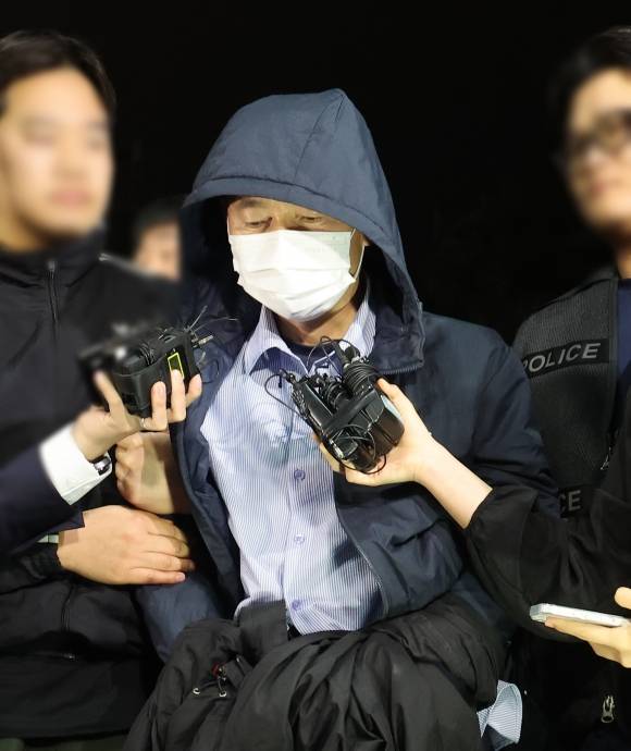 시흥 흉기사건의 용의자인 차철남이 19일 검거돼 경기 시흥경찰서로 압송되고 있다.  차철남은 이달 시흥시 정왕동 소재 자기 집 등에서 2명을 살해하고, 이날 인근의 편의점 주인과 자기집 건물주 등 2명을 흉기로 찔러 다치게 한 혐의를 받고 있다. 2025.5.19. 연합뉴스