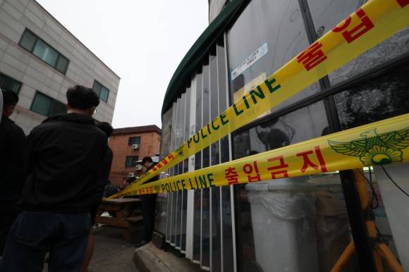 19일 경기 시흥시 정왕동 일대에서 50대 중국인 소행으로 추정되는 흉기 피습 사건 4건이 잇따라 발생해 2명이 사망한 것으로 확인됐다. 사진은 이날 사건 발생 편의점에 경찰 폴리스 라인이 설치된 모습. 뉴스1