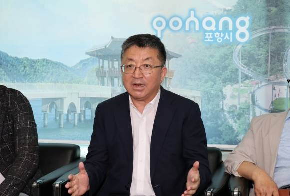 20일 지진 피해 소송 관련 대응 방안을 설명하고 있는 장상길 포항시 부시장. 포항시 제공