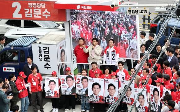 김문수 국민의힘 대선후보가 20일 오후 서울 강서구 남부골목시장 앞에서 지지를 호소하고 있다. 2025.5.20 안주영 전문기자