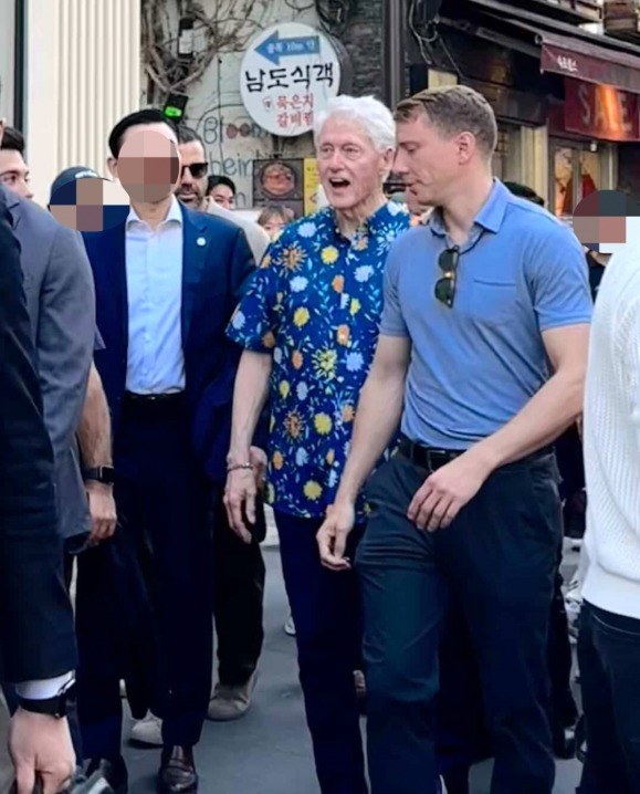 인사동에서 목격된 빌 클린턴 - 빌 클린턴 전 미국 대통령이 한국을 방문 중인 것으로 전해졌다.  20일 정부 소식통에 따르면 클린턴 전 대통령은 최근 비공개로 한국을 찾았다. 이날 SNS에는 클린턴 전 대통령을 광화문 등지에서 목격했다는 글이 다수 게시되기도 했다. 사진은 지난 18일 인사동에서 목격된 클린턴 전 대통령. 2025.5.20 연합뉴스(김예림씨 제공)