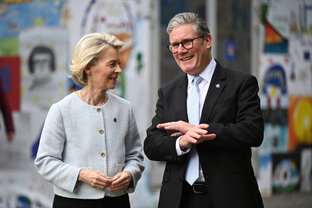 키어 스타머(오른쪽) 영국 총리와 우르줄라 폰데어라이엔 유럽연합(EU) 집행위원장이 16일(현지 시간) 유럽정치공동체(EPC) 정상회의가 열린 알바니아 수도 티라나에서 만나 대화를 나누고 있다. AP연합뉴스