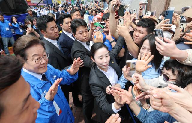 이재명 더불어민주당 대선 후보가 13일 대구 중구 동성로에서 유세에 나선 가운데 경호원들이 이 후보에게 접근하는 유권자들을 제지하고 있다. 대구=오승현 기자 2025.05.13