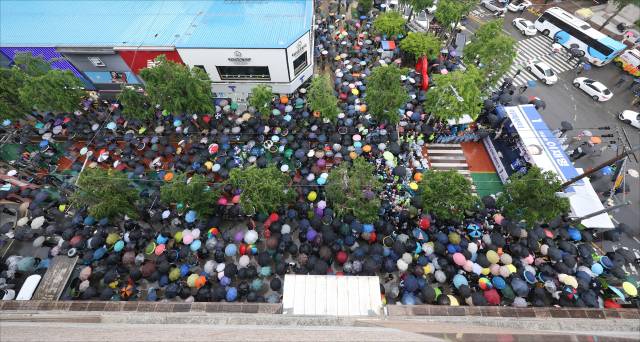 이재명 더불어민주당 대선 후보가 15일 폭우에도 불구하고 수많은 인파가 운집한 전남 순천시 연향동 패션의거리에서 지지를 호소하고 있다. 순천=오승현 기자 2025.05.15