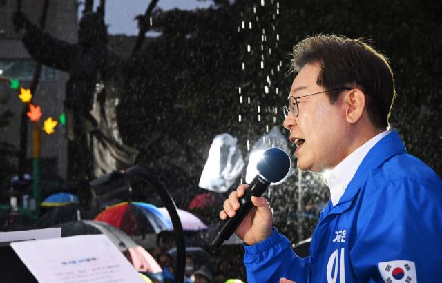 이재명 더불어민주당 대선 후보가 16일 전북 정읍시 정읍역 광장에서 우중유세를 벌이고 있다. 정읍=오승현 기자 2025.05.16