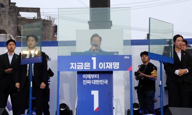 이재명 더불어민주당 대선 후보가 19일 서울 마포구 홍대거리에서 이 후보 기준으로 정면과 양측면에 방탄유리가 설치된 유세차량에 올라 지지를 호소하고 있다. 오승현 기자 2025.05.19