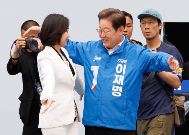 이재명 더불어민주당 대선 후보가 19일 서울 영등포구 타임스퀘어 광장에서 이 후보 지지 선언을 한 허은아 전 개혁신당 대표와 포옹하고 있다. 오승현 기자 2025.05.19