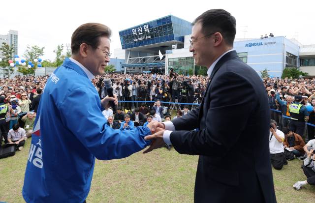 이재명 더불어민주당 대선 후보와 김상욱 무소속 의원이 16일 전북 익산시 익산역 동부광장에서 지지를 호소하고 있다. 김 의원은 국민의힘을 탈당하고, 이 후보 지지를 공식 선언했었다. 익산=오승현 기자 2025.05.16