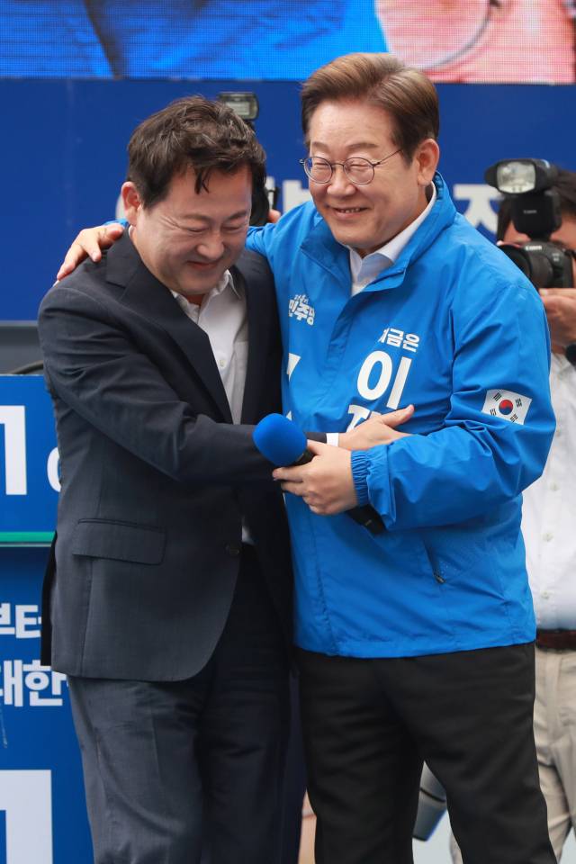 이재명 더불어민주당 대선 후보가 17일 광주 서구 김대중컨벤션센터에서 진행된 유세를 찾은 김용남 전 새누리당 의원과 인사하고 있다. 김 전 의원은 이날 이 후보의 지지를 공식 선언했다. 광주=오승현 기자 2025.05.17