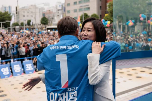 이재명 더불어민주당 대선 후보가 19일 서울 영등포구 타임스퀘어 광장에서 이 후보 지지 선언을 한 허은아 전 개혁신당 대표와 포옹하고 있다. 오승현 기자 2025.05.19