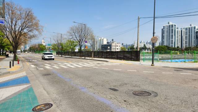 4월 24일 서울 마포구 상암구 자율주행 시범운행 지구의 텅 빈 도로를 자율주행 차가 달리고 있다. 이건율 기자