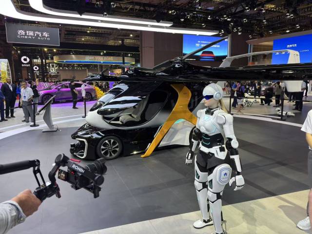지난 4월 23일 중국 상하이에서 열린 상하이모터쇼 체리자동차 부스에 휴머노이드 로봇이 서있다. 연합뉴스