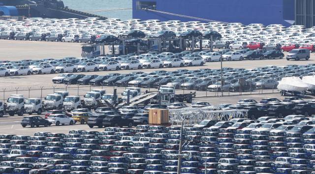 지난달 29일 경기도 평택항에 수출용 자동차가 세워져 있는 모습. 연합뉴스.