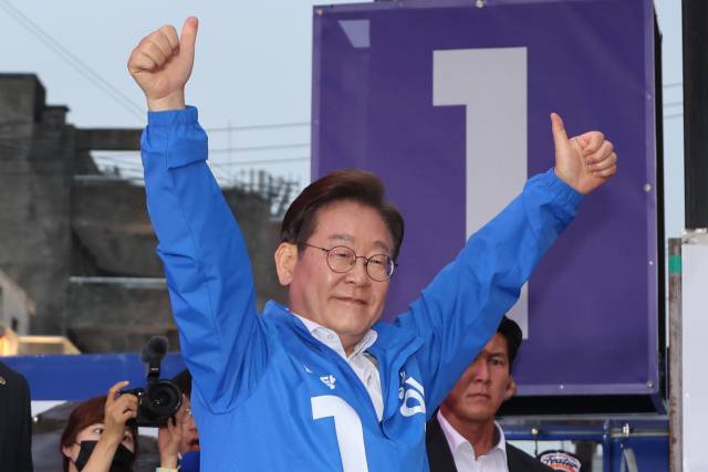 이재명 더불어민주당 대선 후보가 서울 표심 잡기에 나선 이달 19일 서울 마포구 KT&G 상상마당 앞에서 열린 유세에서 시민들을 향해 인사하고 있다. 연합뉴스