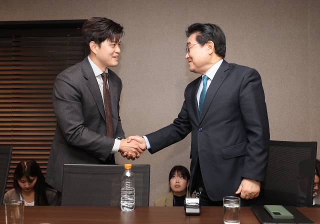 김용태 국민의힘 비상대책위원장과 전병헌 새미래민주당 대표가 20일 서울 여의도 켄싱턴호텔에서 만나 악수하고 있다. 연합뉴스