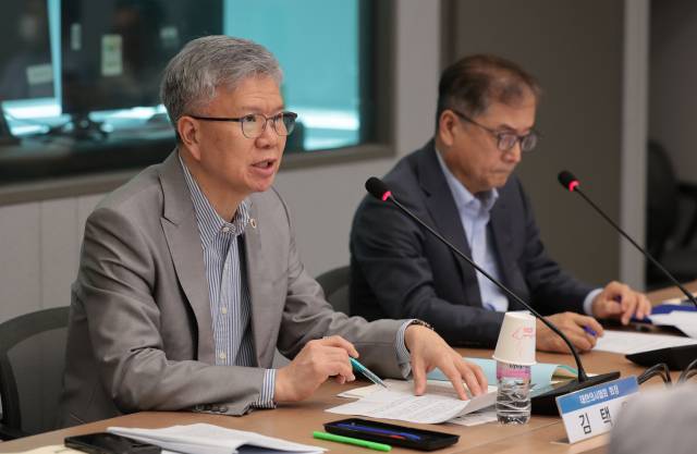 김택우 대한의사협회 회장이 19일 서울 용산구 대한의사협회에서 '공공의대의 문제점과 대안 모색'을 주제로 열린 제43-4차 의료정책포럼에서 격려사를 하고 있다. 연합뉴스