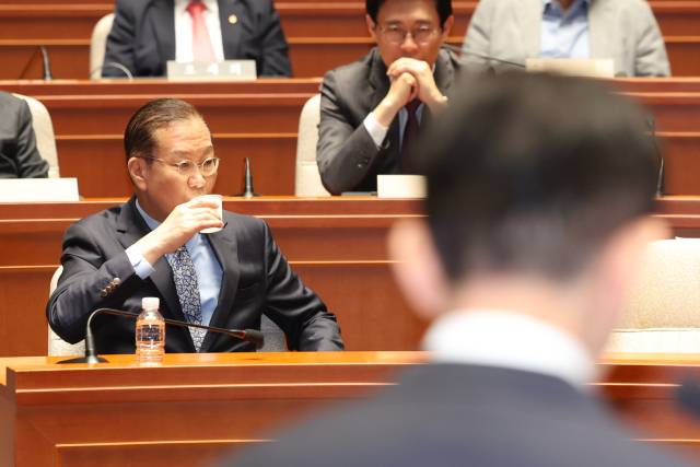 국민의힘 권영세 비상대책위원장이 9일 서울 여의도 국회에서 열린 의원총회에서 김문수 대선 후보의 '작심 발언'을 들으며 굳은 표정을 짓고 있다. 연합뉴스