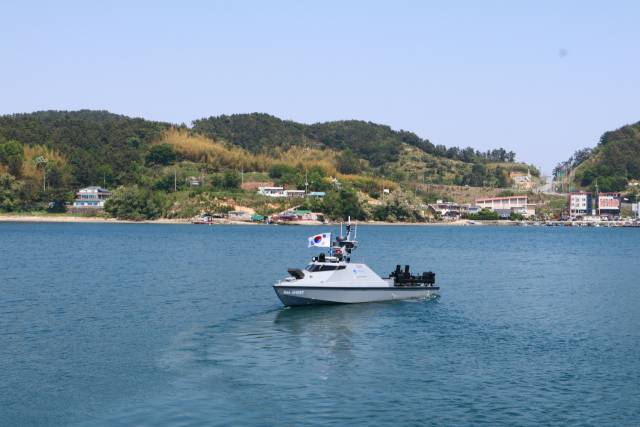 한화시스템이 개발한 정찰용 무인수상정 '해령'이 해역으로 자율이안하고 있다. 사진제공=한화시스템