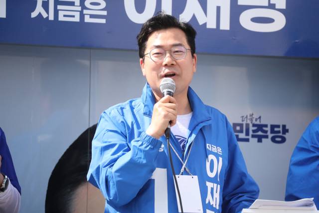 박찬대 더불어민주당 상임총괄선대위원장이 지난 19일 강원 양양군 양양시장에서 열린 지원 유세에서 이재명 후보 지지를 호소하고 있다. 연합뉴스