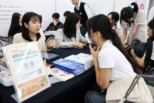 '2025 광주·전남 지역인재 합동 채용설명회'에서 취업준비생들이 인사담당자의 설명을 듣고 있다. /연합뉴스