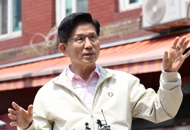 김문수 국민의힘 대선 후보가 20일 서울 영등포 쪽방촌을 방문해 연설하고 있다. 연합뉴스